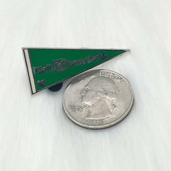🔮 5/$25 Disney Green Disney World Flag Pin - Picture 2 of 2